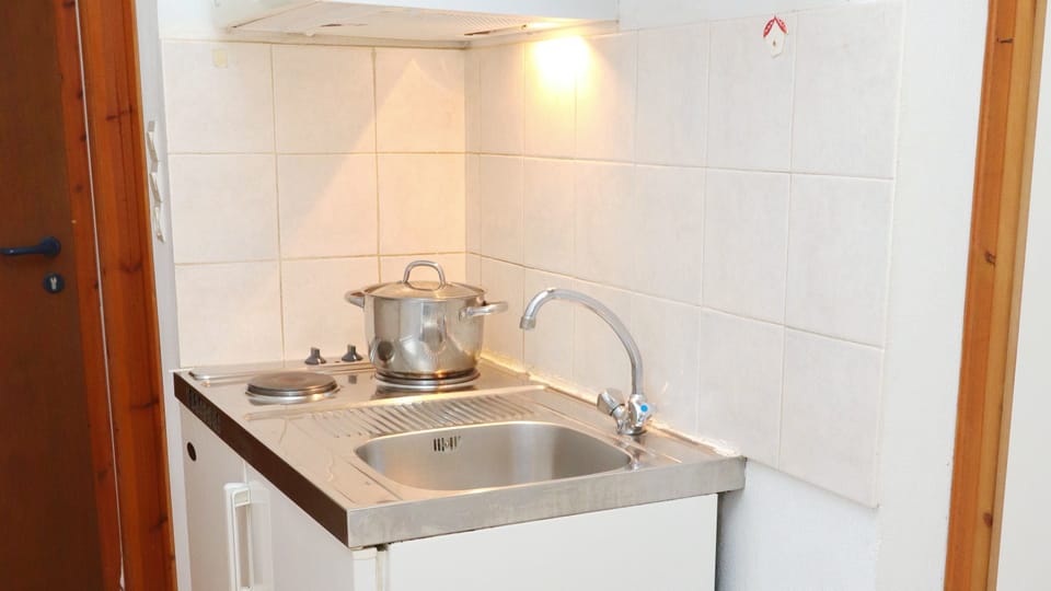 Comfort Double Room | Private kitchenette | Fridge, stovetop, cookware/dishes/utensils
