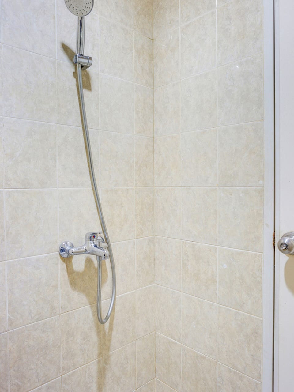 Economy Double Room | Bathroom | Shower, towels