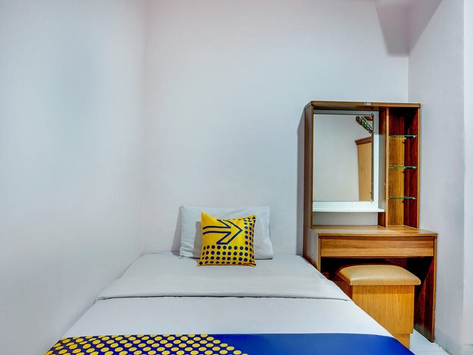 Economy Twin Room | Desk, WiFi (free), bed sheets