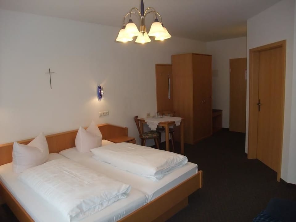 Double Room | Desk, free WiFi, bed sheets