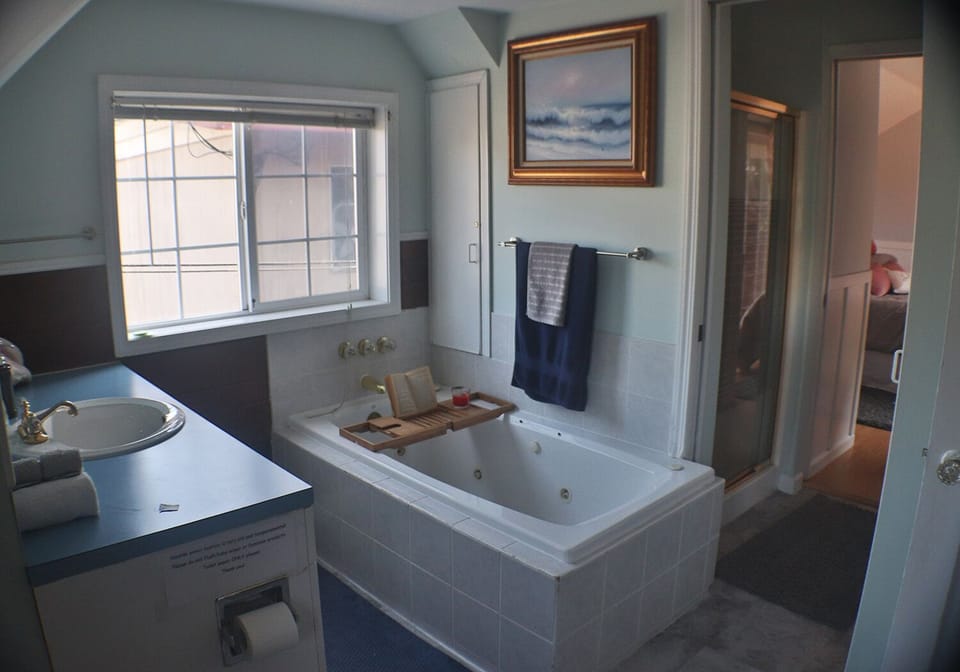 2nd floor (full) bath