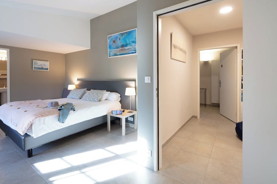 Suite | Individually decorated, individually furnished, soundproofing