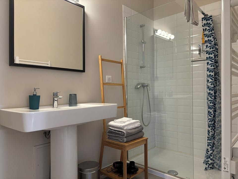 Tilleul | Bathroom | Shower, free toiletries, hair dryer, towels