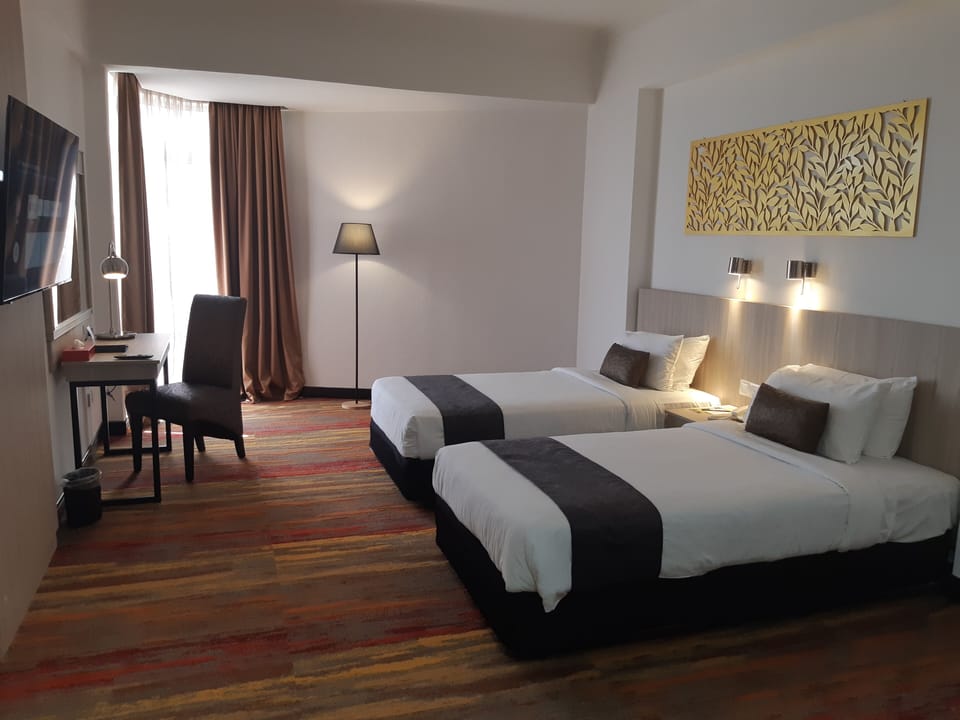 Premium Twin Room | Desk, laptop workspace, soundproofing, iron/ironing board