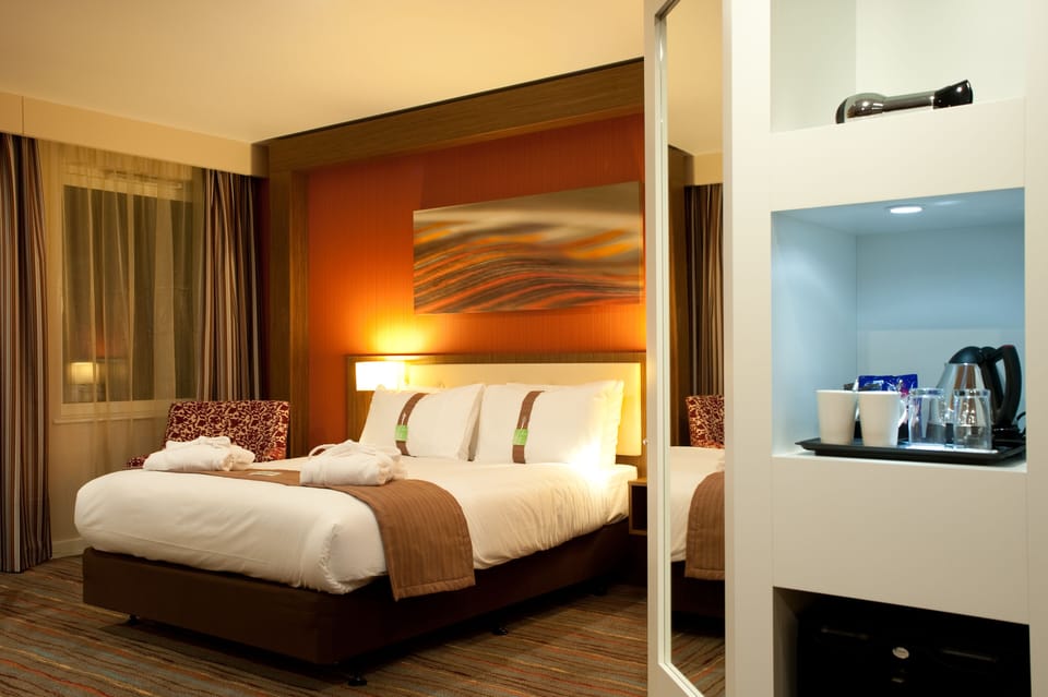 Room, 1 King Bed, Non Smoking (Leisure) | In-room safe, desk, laptop workspace, blackout drapes