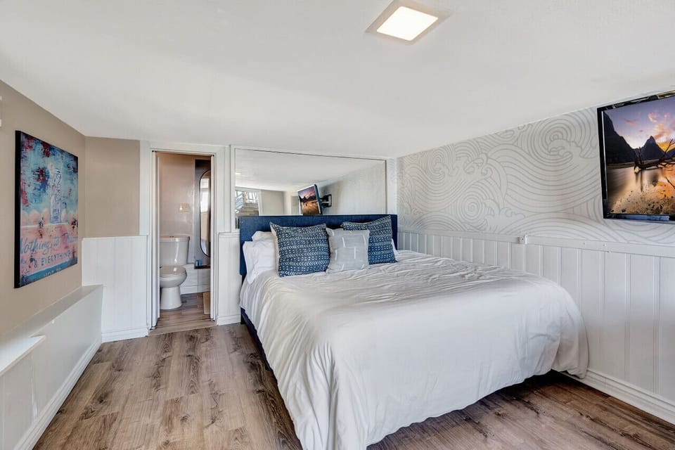 Contemporary bedroom area w/ crisp linens & stylish coastal decor.