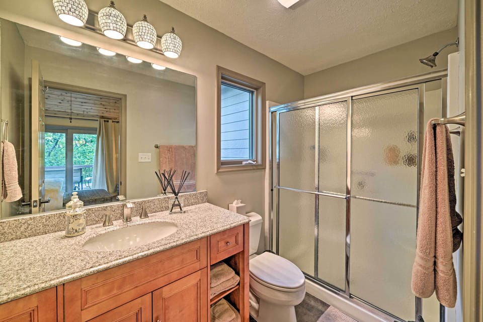 Full Bathroom | Complimentary Toiletries | Hair Dryer