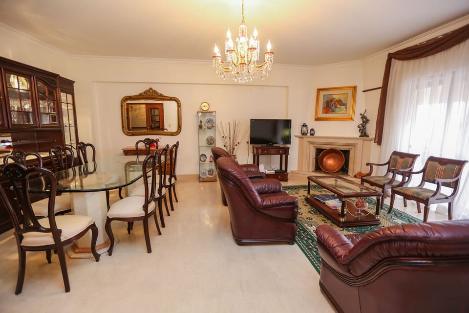 Sala com acesso directo a varanda fechada