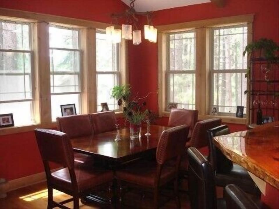 Gorgeous Dining Table - Seats 6