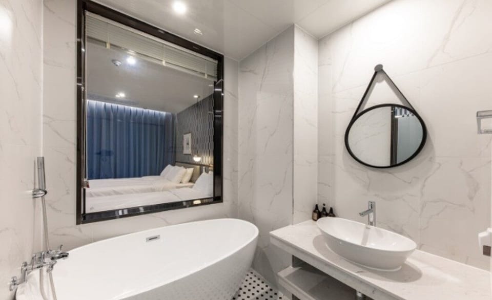 Business Twin Room (8 PM Check-in on Friday-Sunday) | Bathroom | Jetted tub, designer toiletries, hair dryer, bathrobes