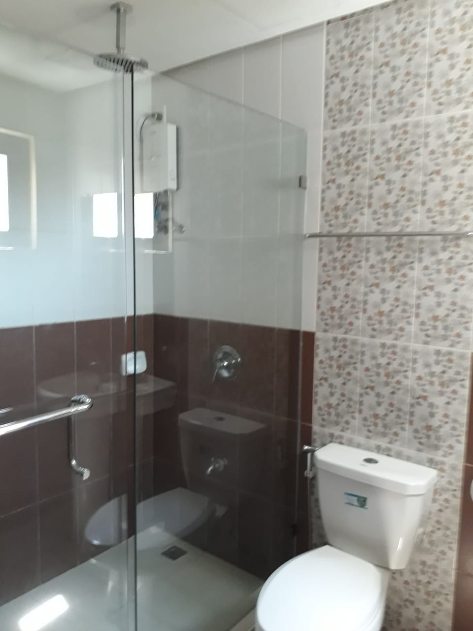 Family Room | Bathroom | Shower, free toiletries, bidet, towels