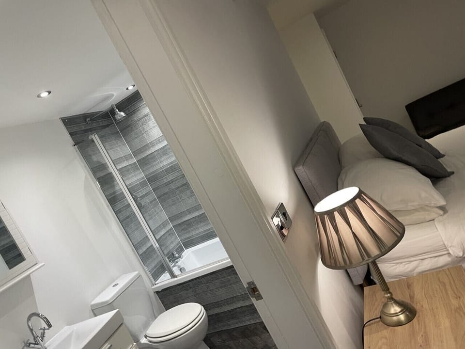Beach House Courtyard 1 bed Apartment in Southport