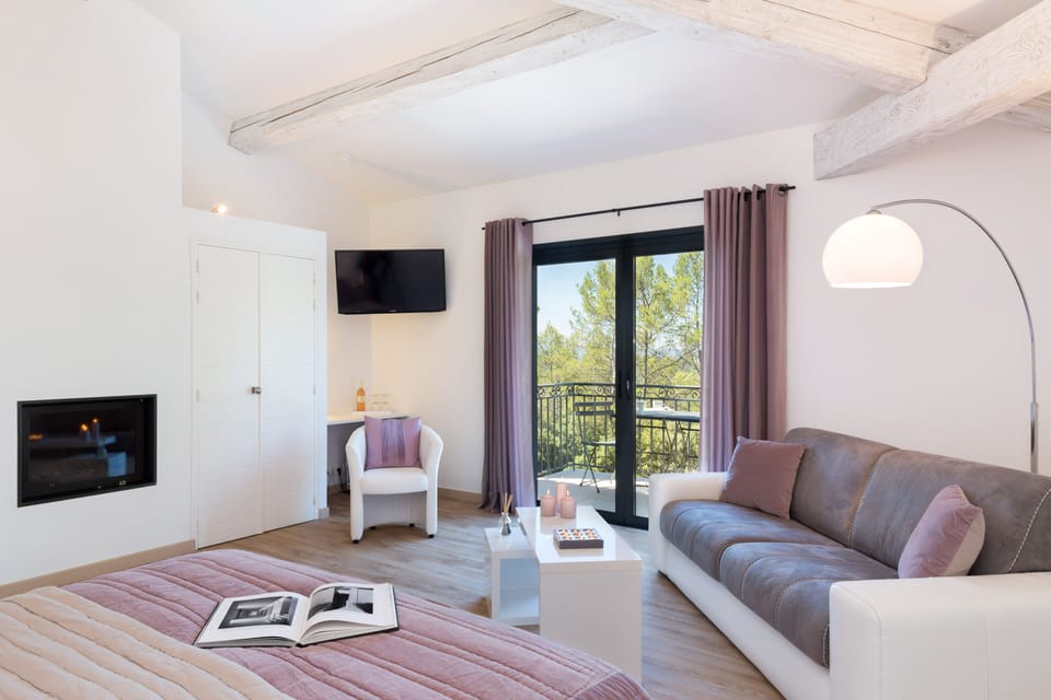 Executive Suite, 1 King Bed with Sofa bed | Minibar, in-room safe, individually decorated, individually furnished