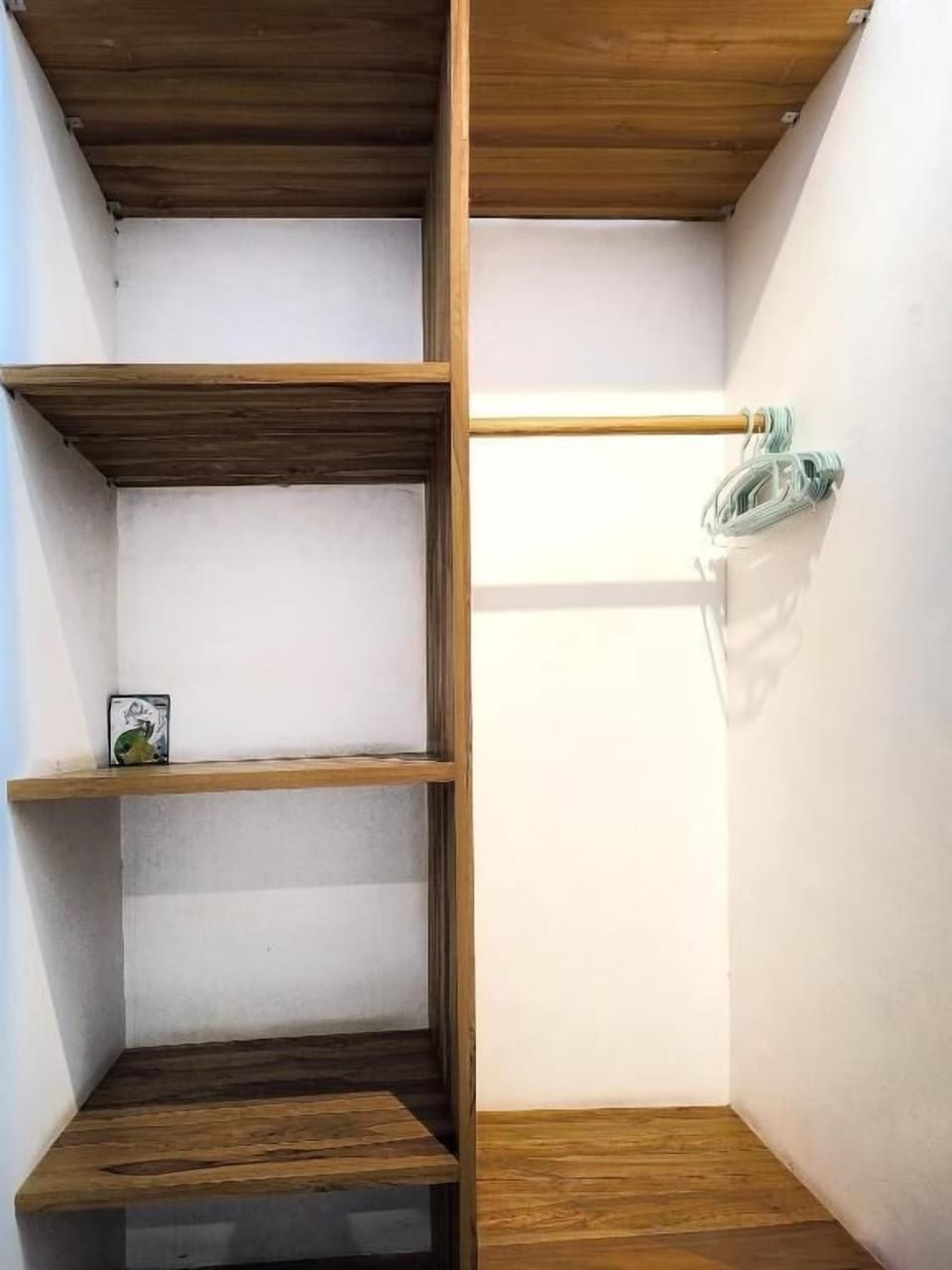 Shower, free toiletries, towels