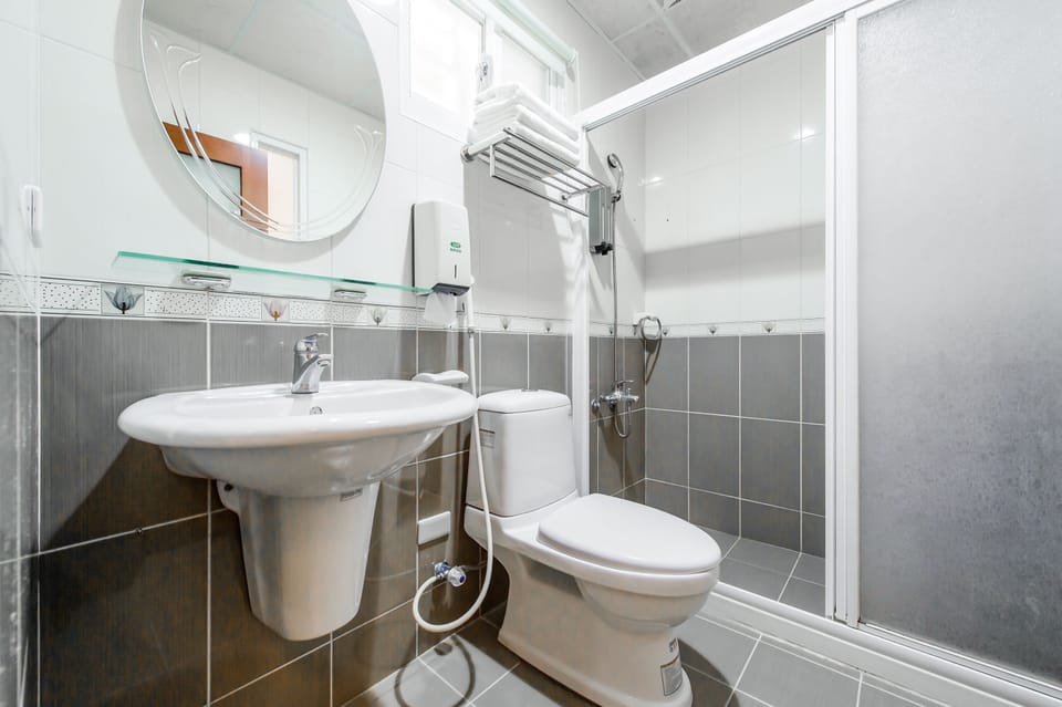 Comfort Triple Room | Bathroom | Shower, free toiletries, hair dryer, towels