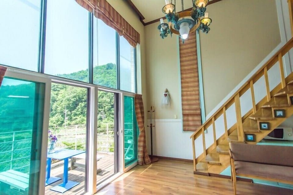 Room (Hyunny) | Living area | Flat-screen TV