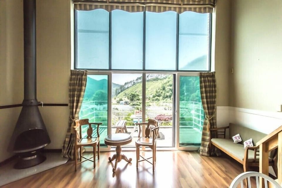 Room (Sunny) | Living area | Flat-screen TV