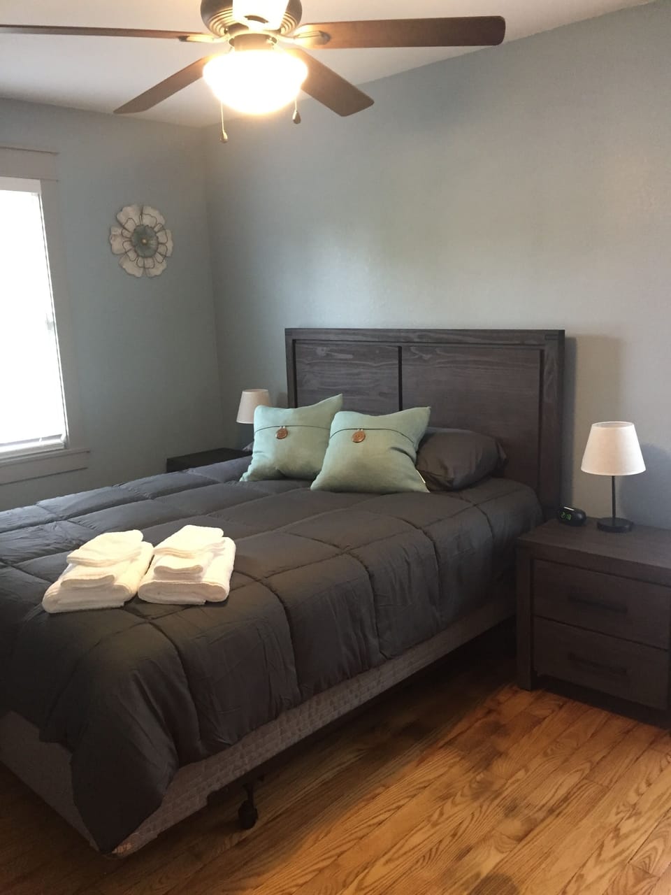 Downstairs bedroom, queen bed