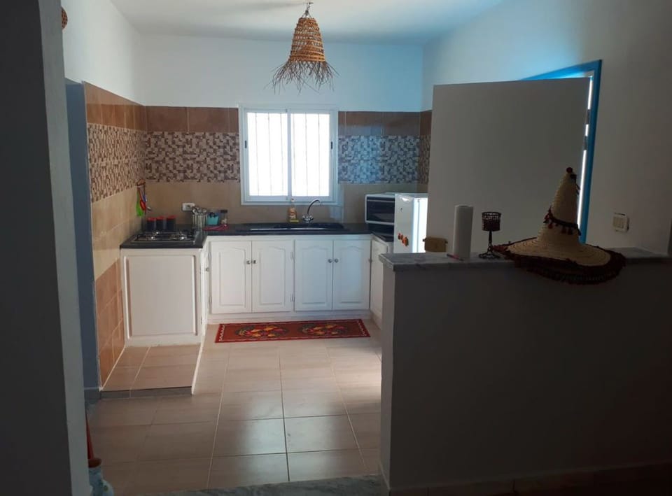 Family House, 4 Bedrooms | Private kitchen | Full-size fridge, microwave, oven, stovetop