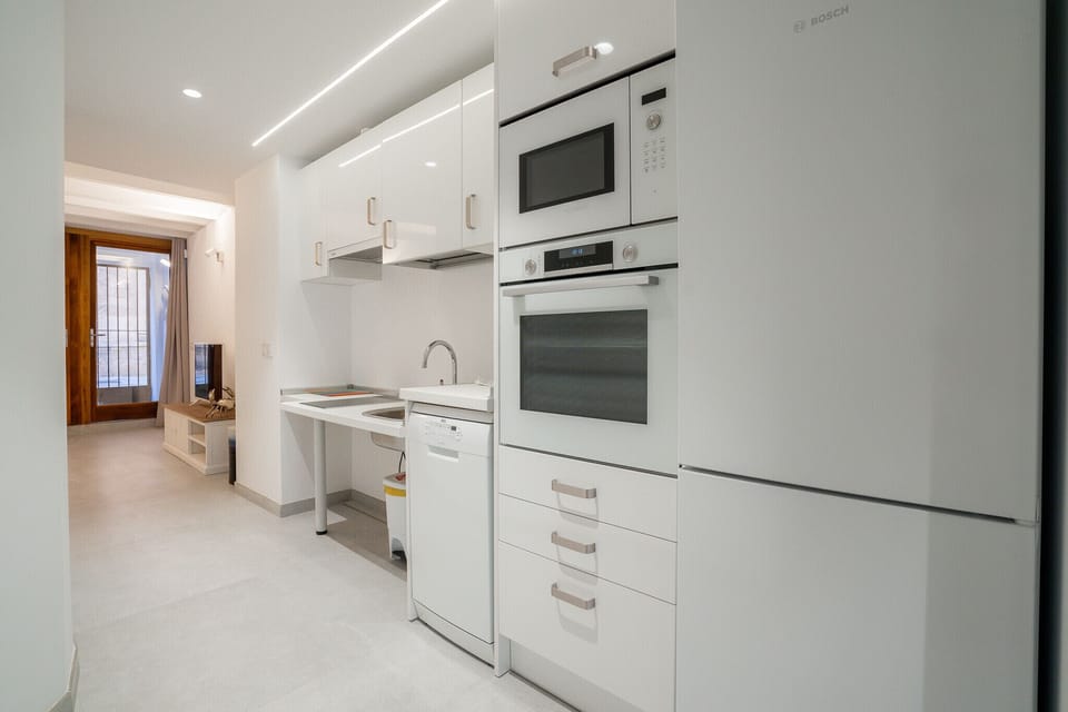The kitchen of the URBAN SUITES Palma Gallery holiday apartment is equipped with an oven, electric cooktops, coffee maker, kettle, toaster, dishwasher, fridge and freezer.