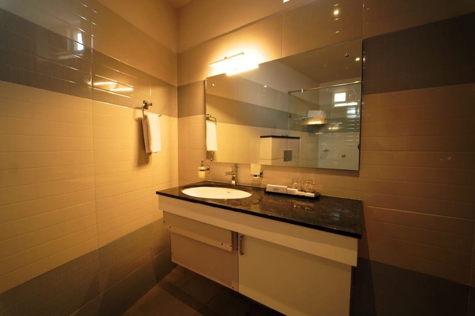 Shower, rainfall showerhead, free toiletries, bidet