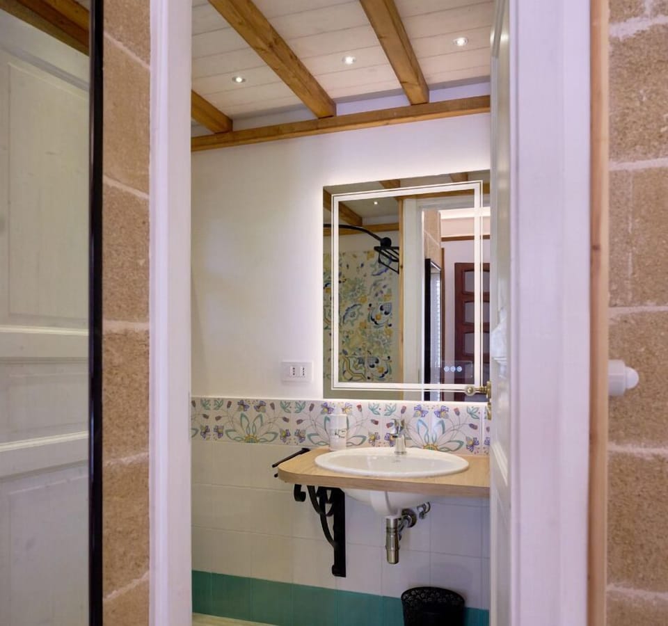 Basic Triple Room (Speronella) | Bathroom | Shower, free toiletries, hair dryer, bidet