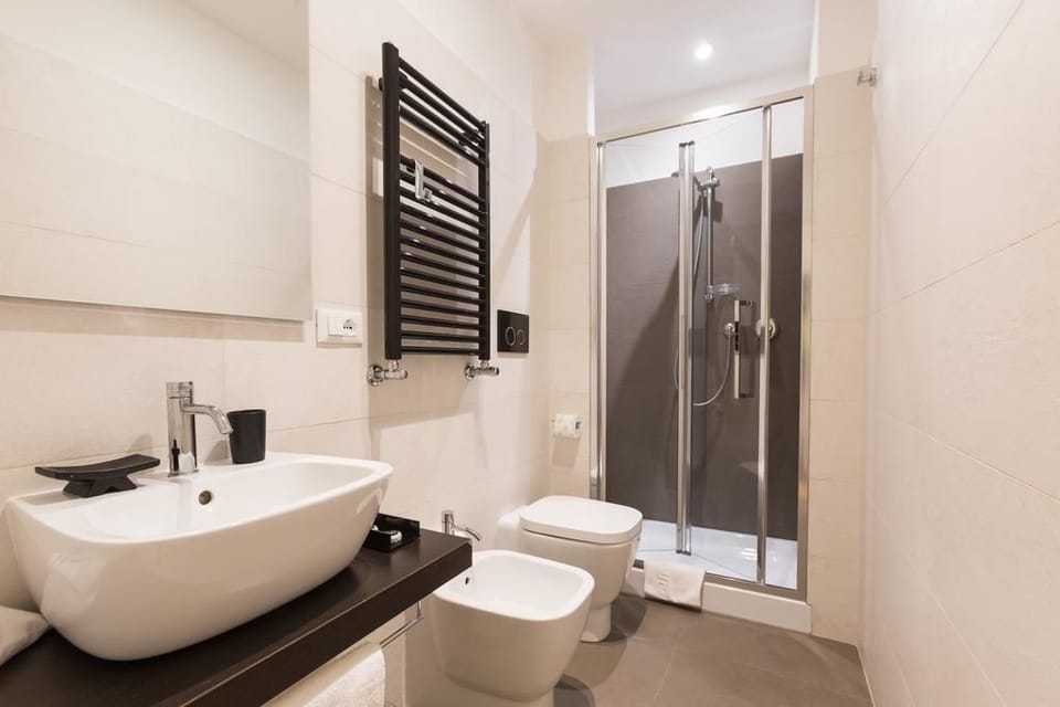 Standard Double Room | Bathroom | Shower, rainfall showerhead, free toiletries, hair dryer