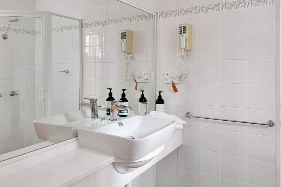Standard Room, Balcony (Saleyard Motel Room) | Bathroom | Towels