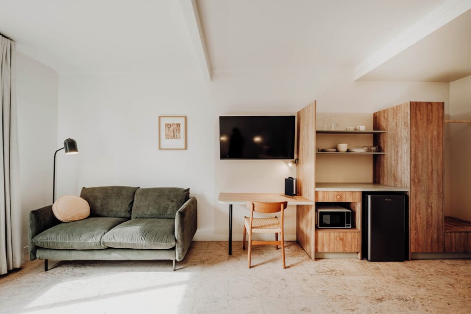 Deluxe Twin Room, Multiple Beds, Non Smoking, Garden View | WiFi (free), bed sheets