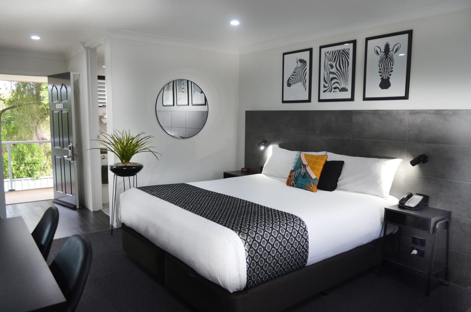 Executive King Room | Desk, iron/ironing board, rollaway beds, free WiFi