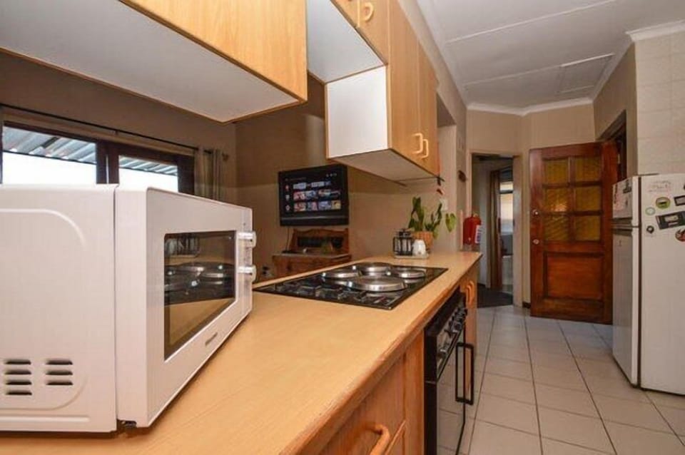 Deluxe Double Room | Private kitchen | Fridge, microwave, oven, stovetop