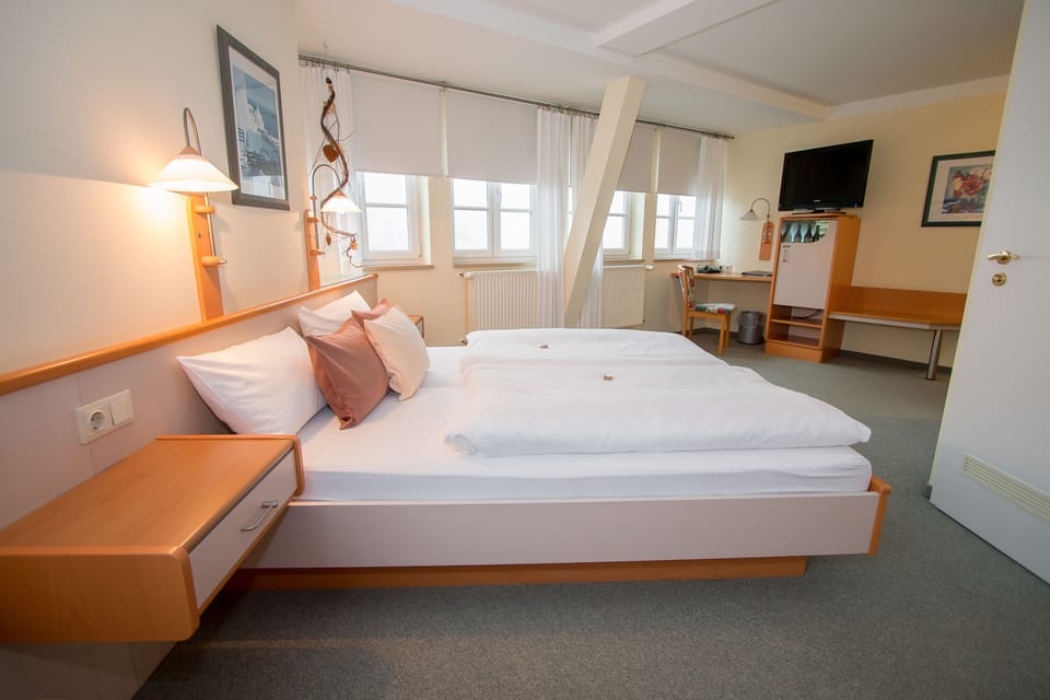 Comfort Double Room | Minibar, desk, iron/ironing board, free cribs/infant beds