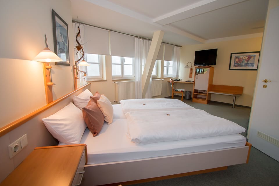 Comfort Double Room | Minibar, desk, iron/ironing board, free cribs/infant beds