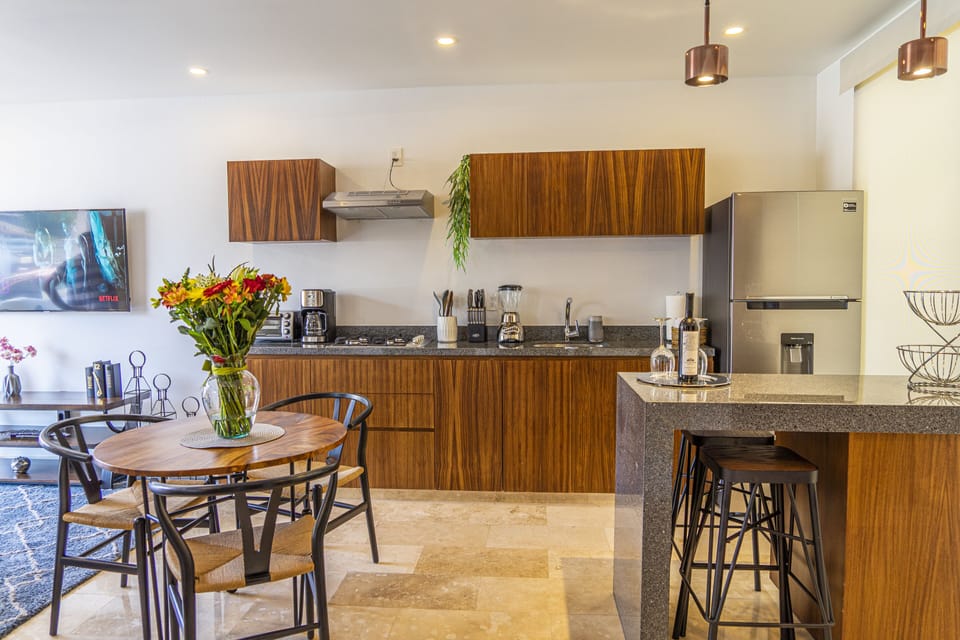 Full-size fridge, microwave, oven, stovetop