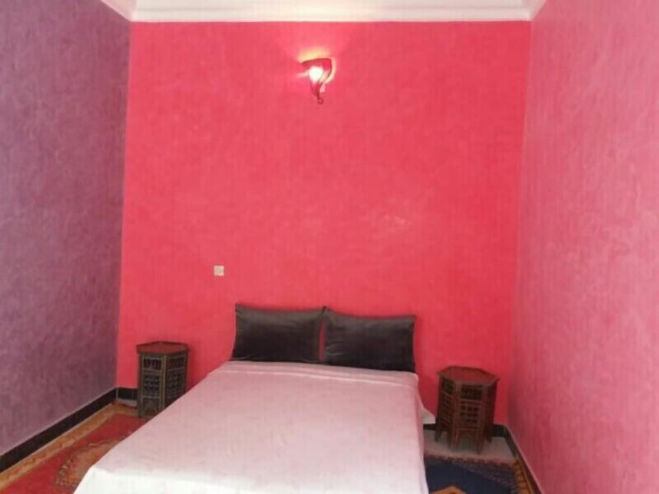 Iron/ironing board, bed sheets