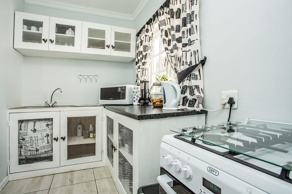 Deluxe House, 3 Bedrooms | Private kitchen | Full-size fridge, microwave, oven, stovetop
