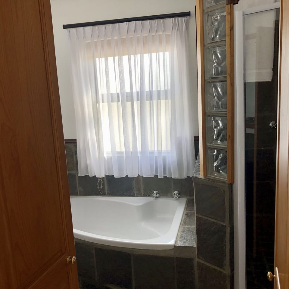 Comfort Double Room | Bathroom | Free toiletries, towels