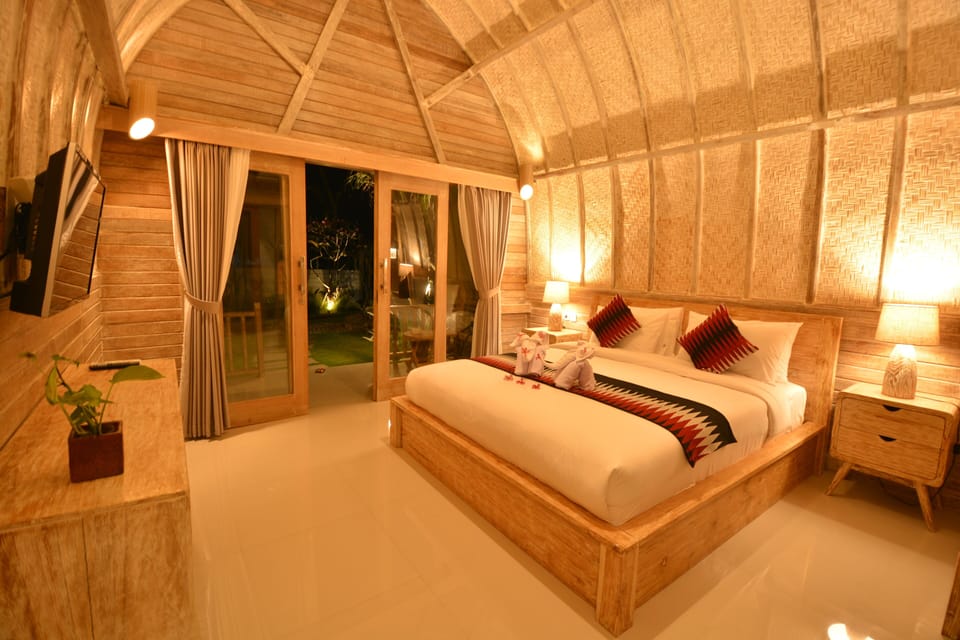 Deluxe Double Room with Bathtub | In-room safe, free WiFi, bed sheets