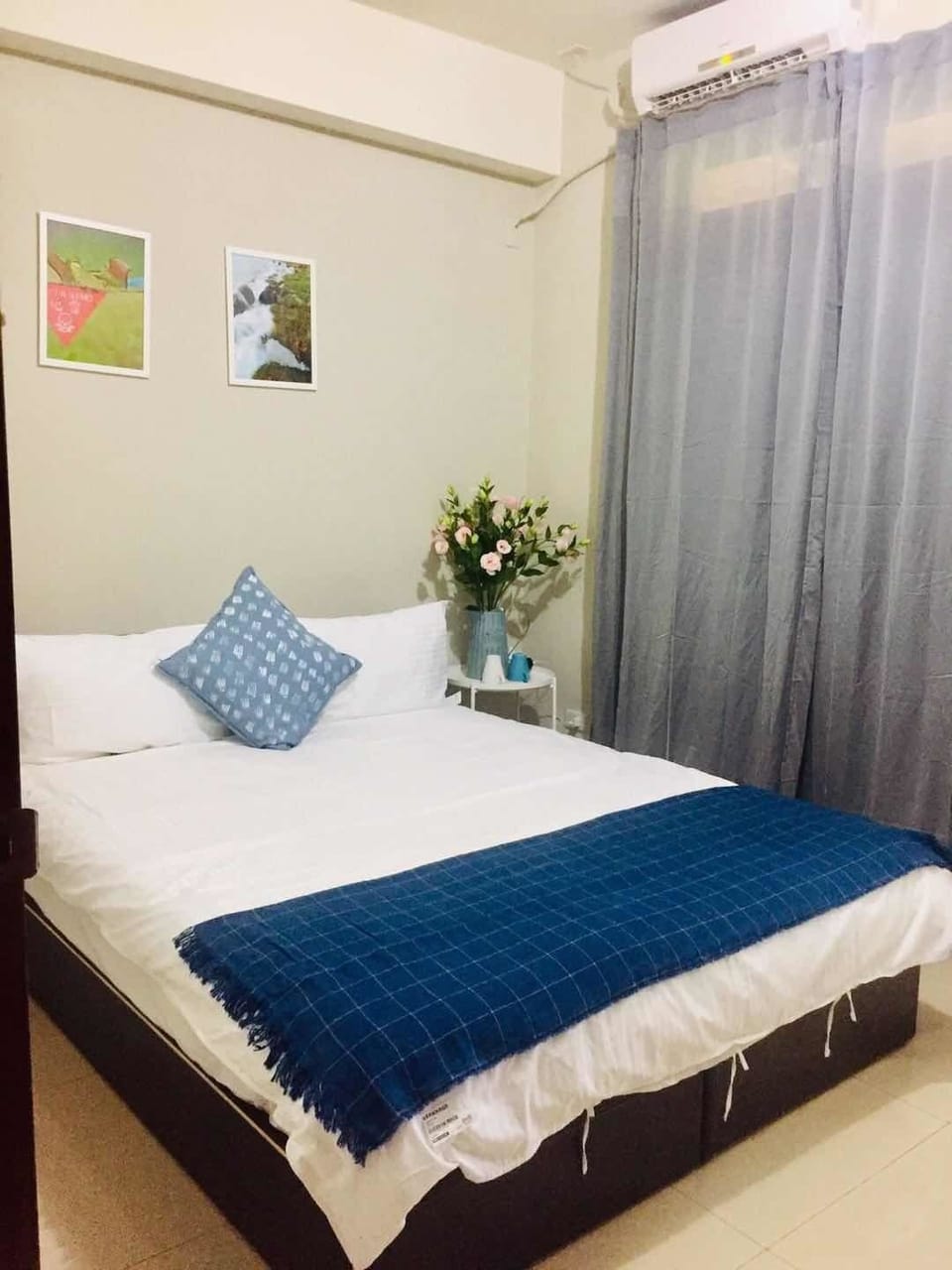 Blackout drapes, free WiFi, bed sheets