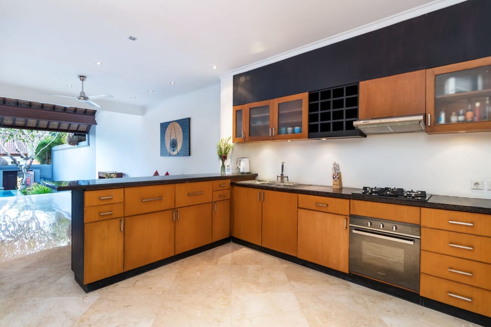 Full-size fridge, oven, stovetop, cookware/dishes/utensils