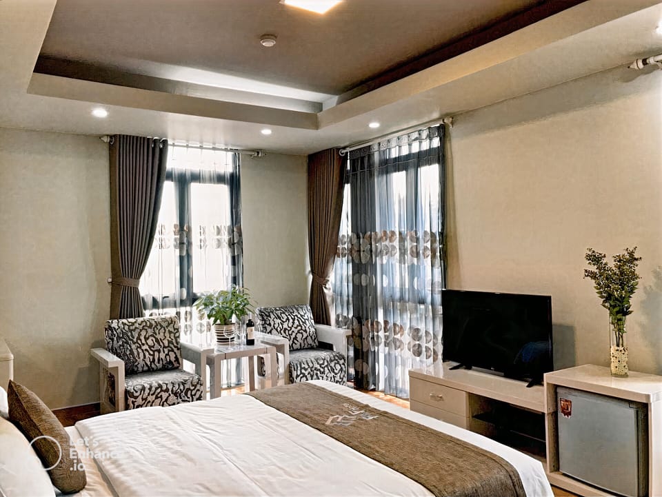 Deluxe Room, Bathtub | Minibar, in-room safe, desk, laptop workspace