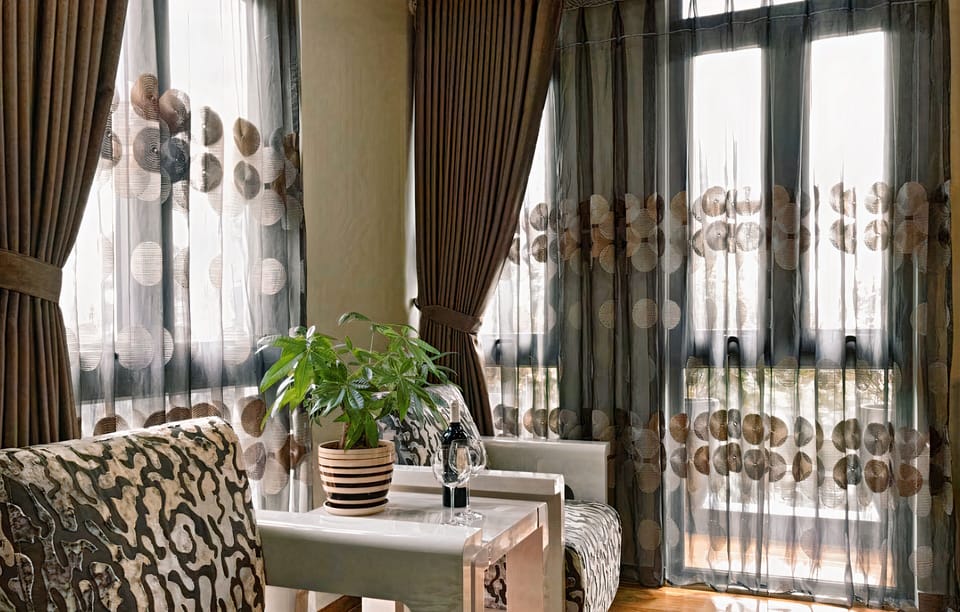 Deluxe Room, Bathtub | Minibar, in-room safe, desk, laptop workspace
