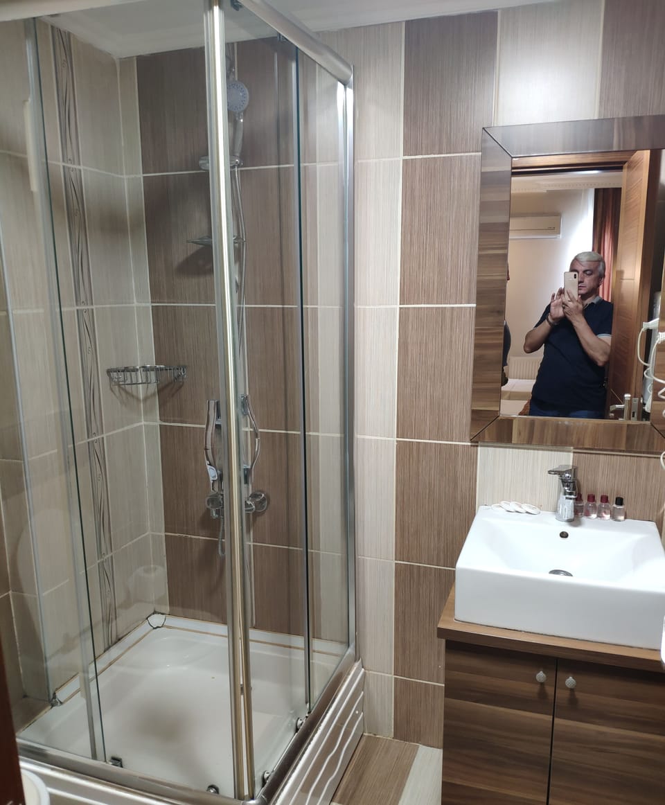 Double Room | Bathroom | Shower, rainfall showerhead, hair dryer, slippers