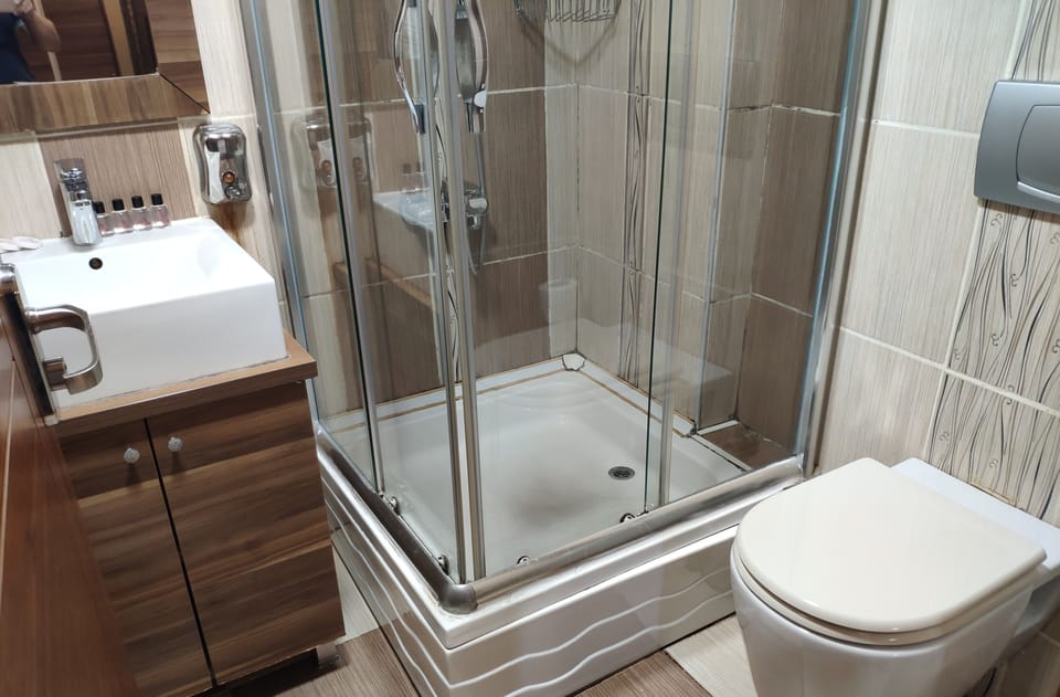 Economy Single Room | Bathroom | Shower, rainfall showerhead, hair dryer, slippers
