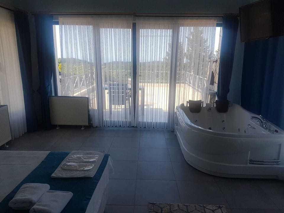 Deluxe Room, 1 Queen Bed, Jetted Tub | Egyptian cotton sheets, premium bedding, Select Comfort beds, minibar