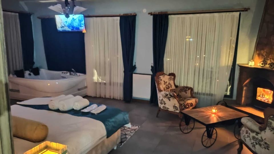 Deluxe Room, 1 Queen Bed, Jetted Tub | Egyptian cotton sheets, premium bedding, Select Comfort beds, minibar