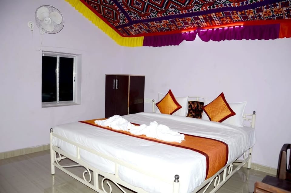 Luxury Tent | Rollaway beds, bed sheets