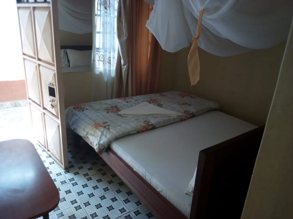 Single Room | Free WiFi, bed sheets