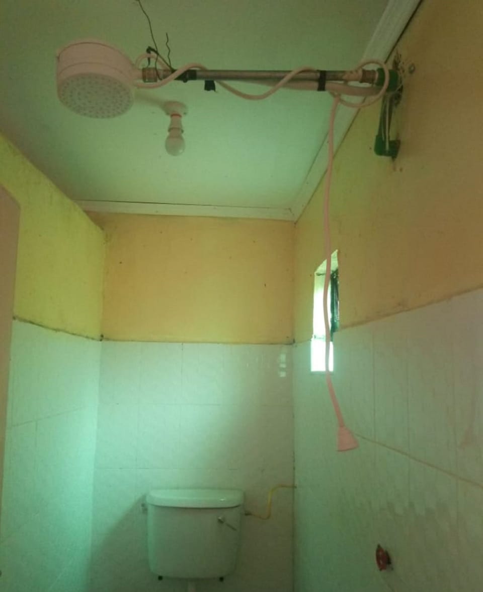 Single Room | Bathroom | Shower, slippers, towels, soap