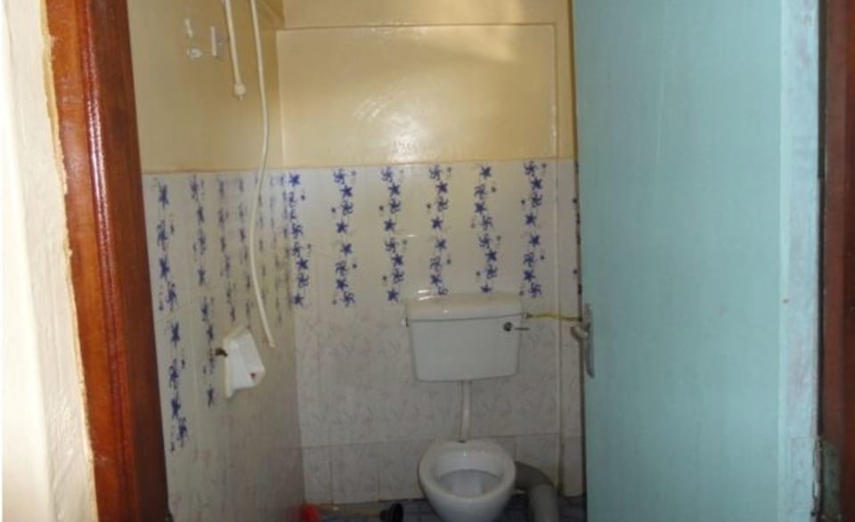 Single Room | Bathroom | Shower, rainfall showerhead, free toiletries, slippers